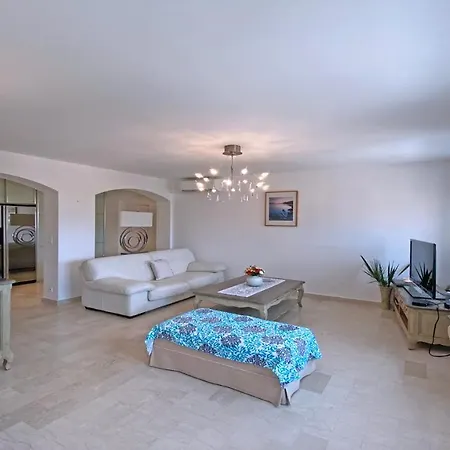 Les Saisons Apartment